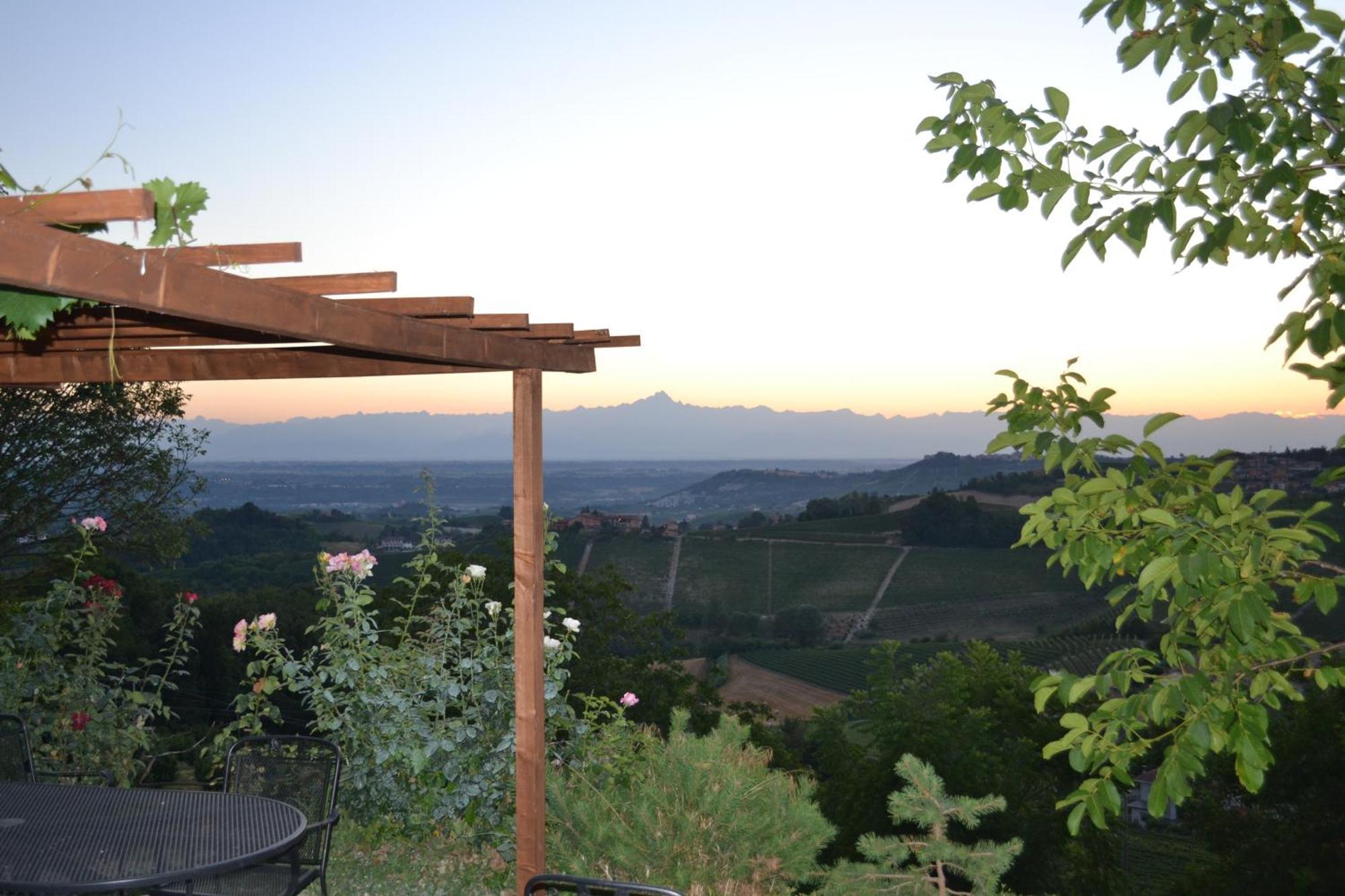 Hostal Il Grillo Parlante Monforte dʼAlba Exterior foto