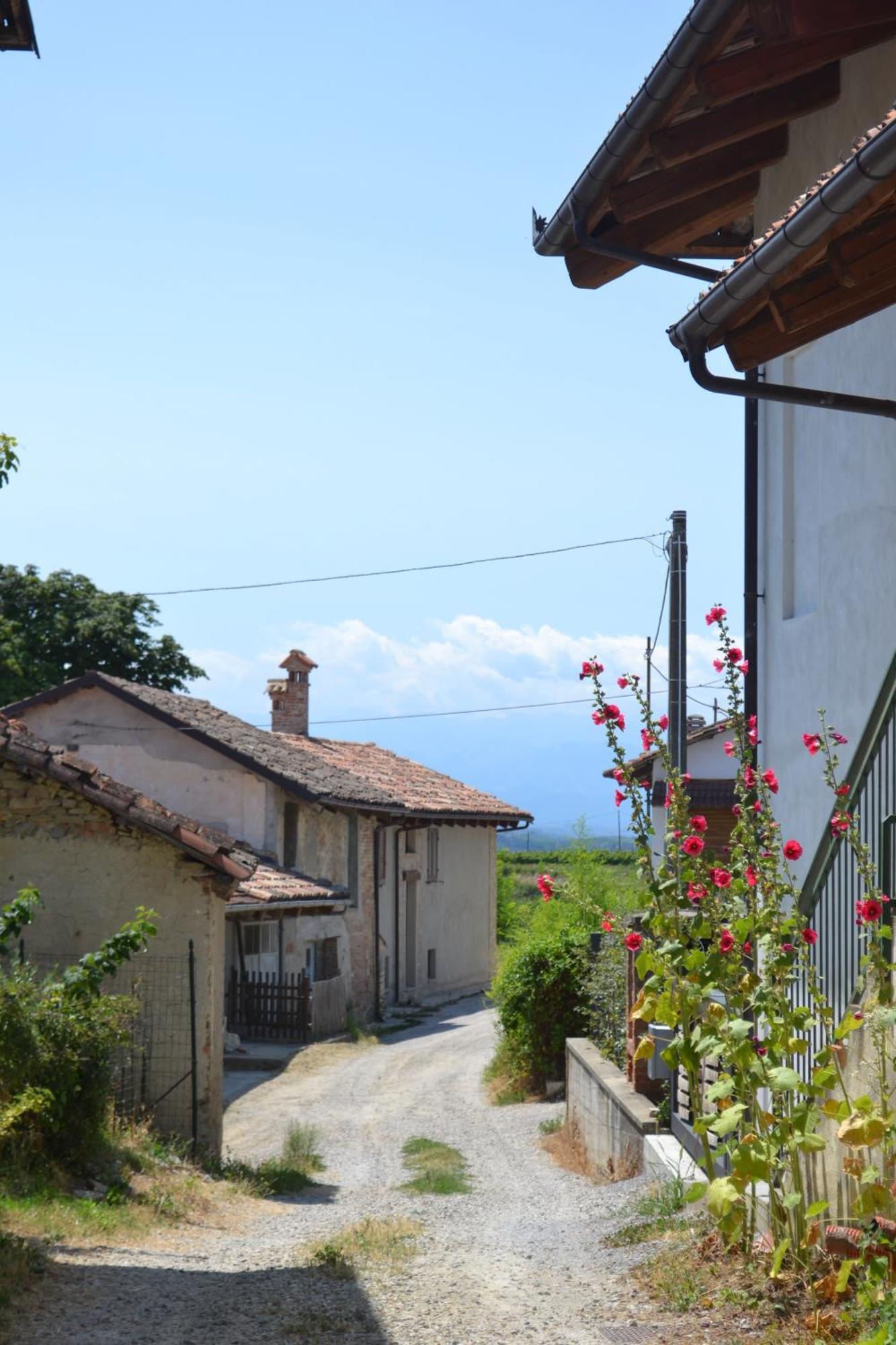 Hostal Il Grillo Parlante Monforte dʼAlba Exterior foto