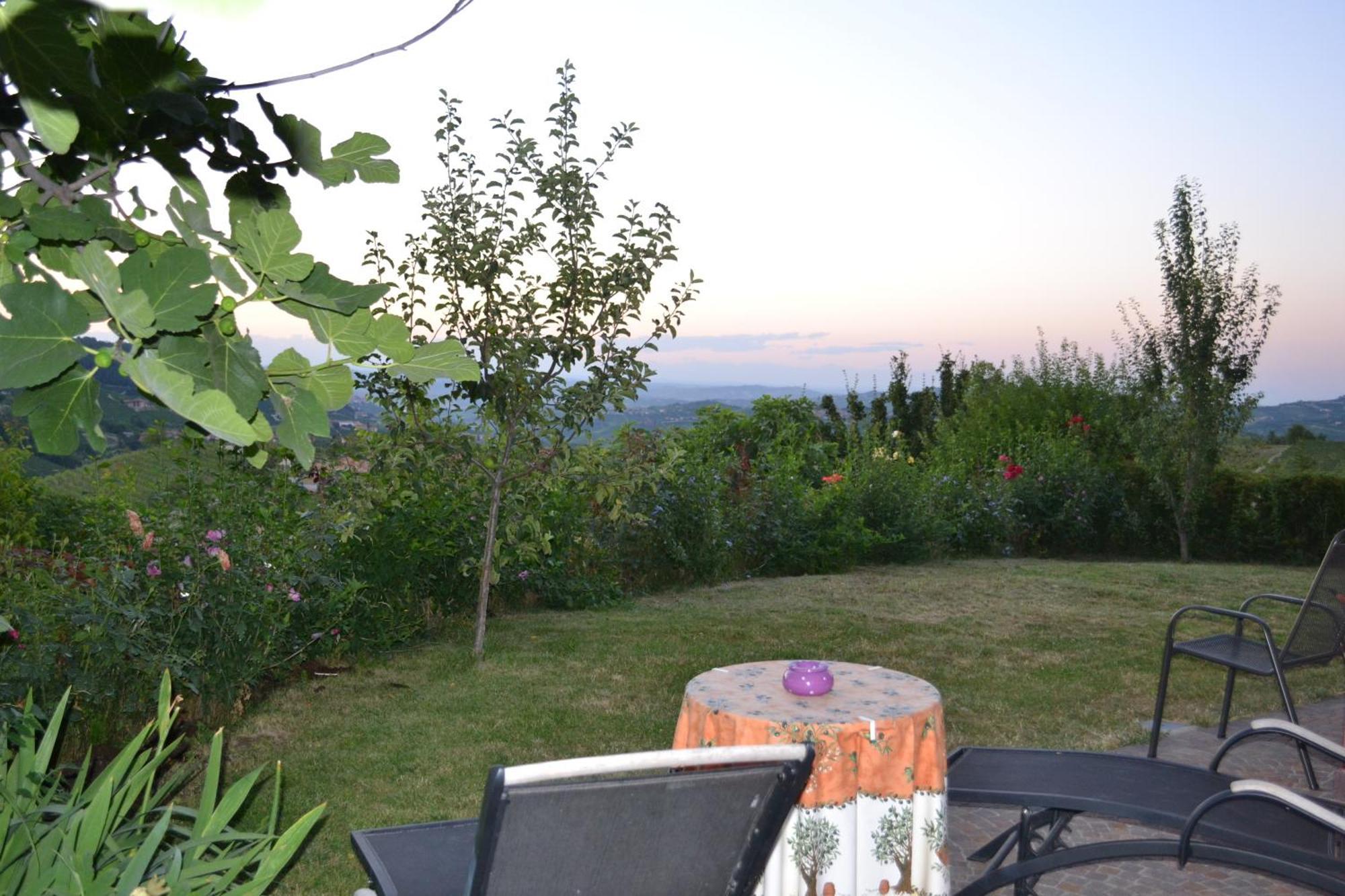 Hostal Il Grillo Parlante Monforte dʼAlba Exterior foto
