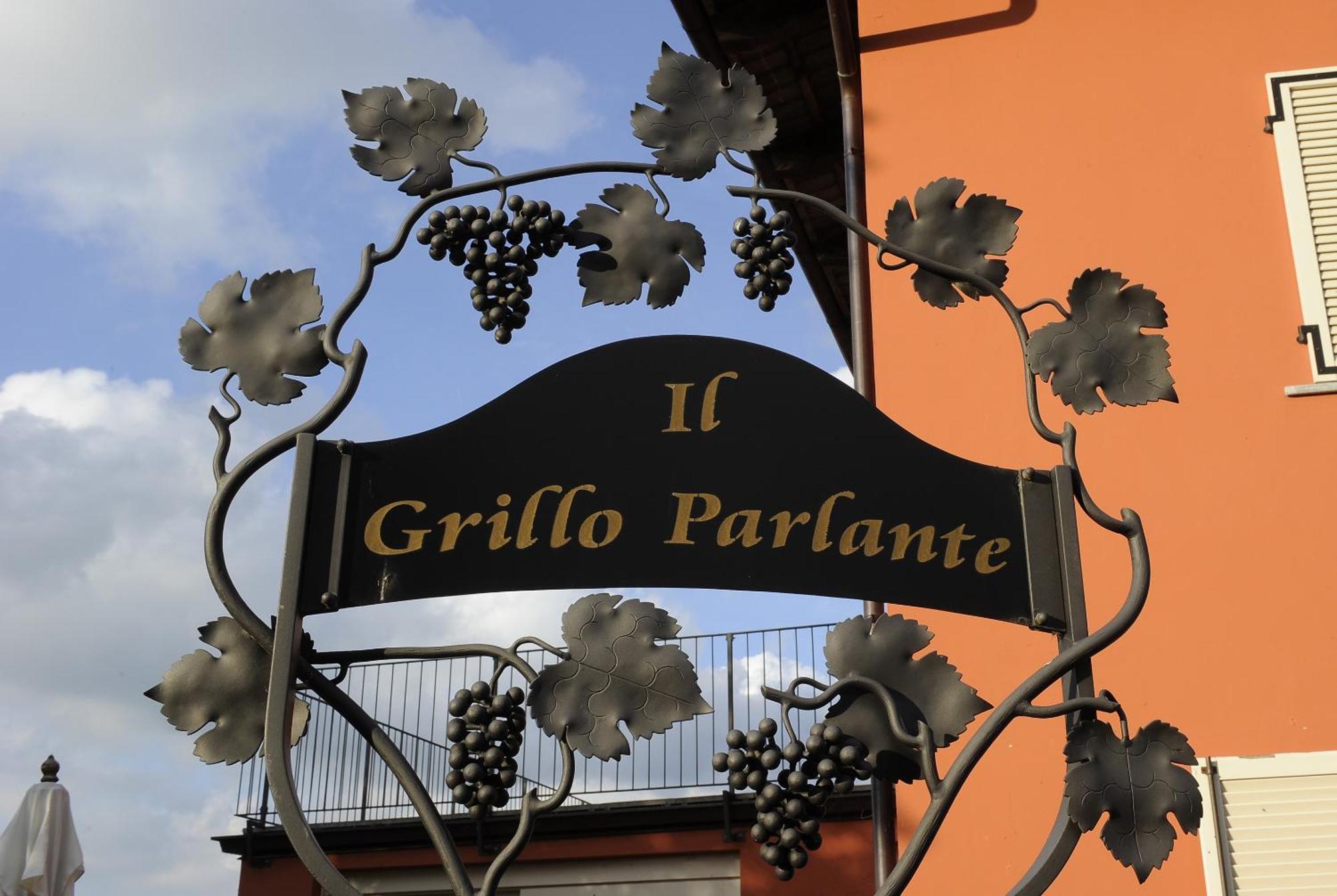Hostal Il Grillo Parlante Monforte dʼAlba Exterior foto