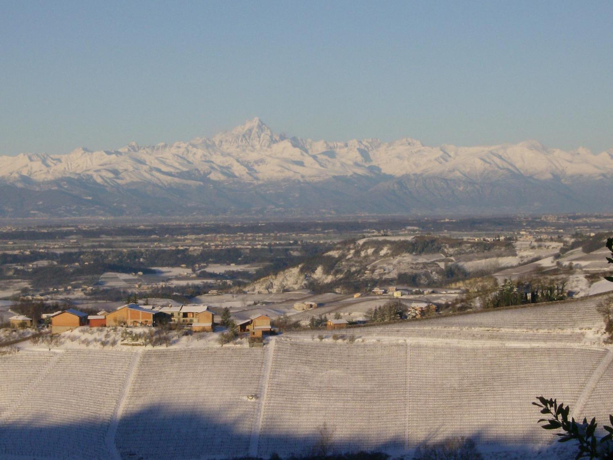 Hostal Il Grillo Parlante Monforte dʼAlba Exterior foto
