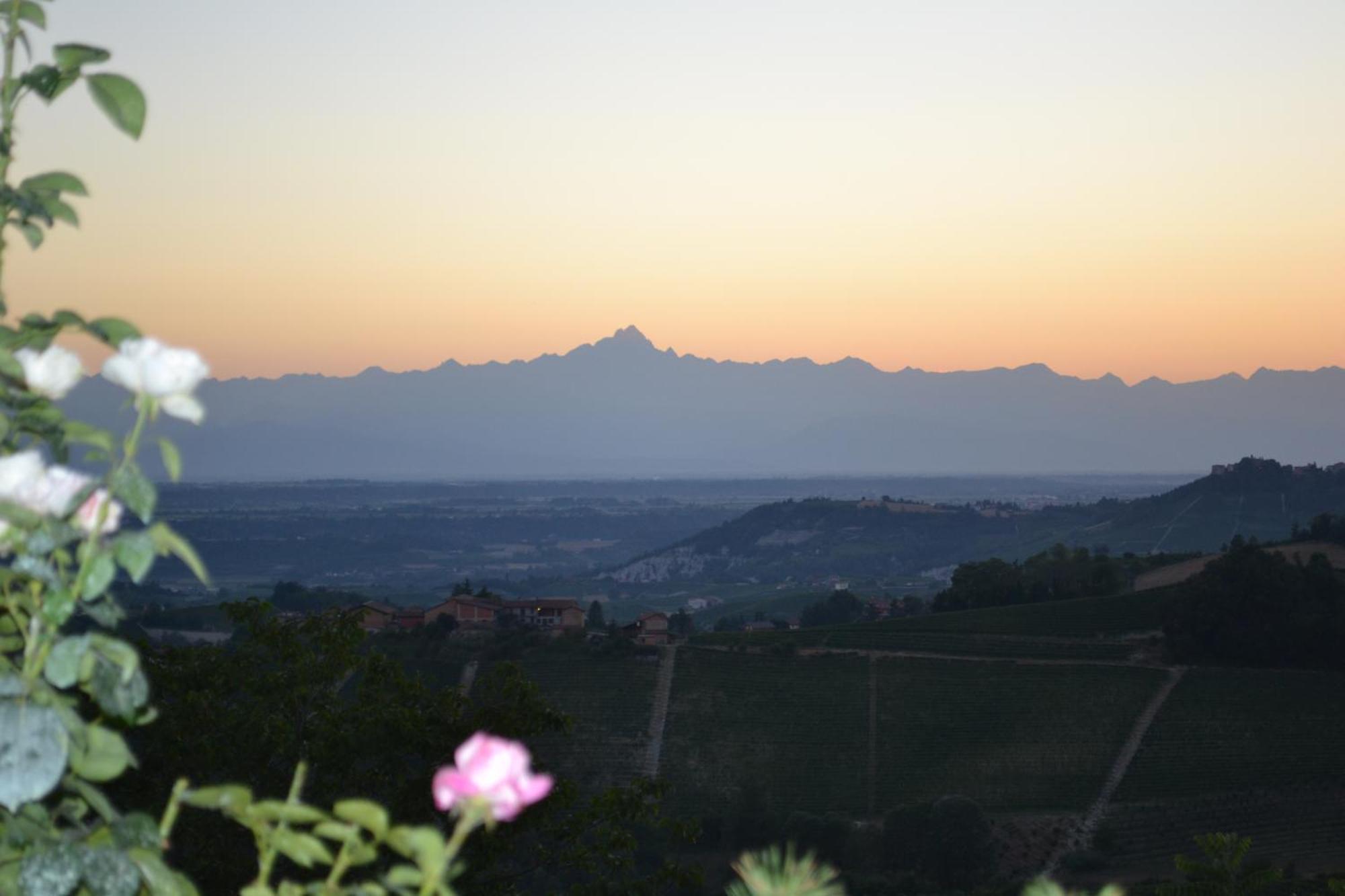 Hostal Il Grillo Parlante Monforte dʼAlba Exterior foto